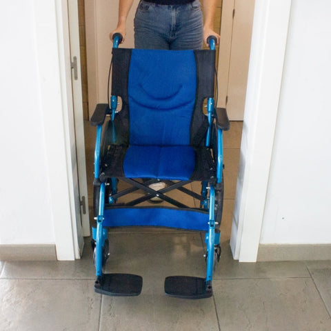 Sedia a rotelle pieghevole in alluminio con freni sulle maniglie, colore blu